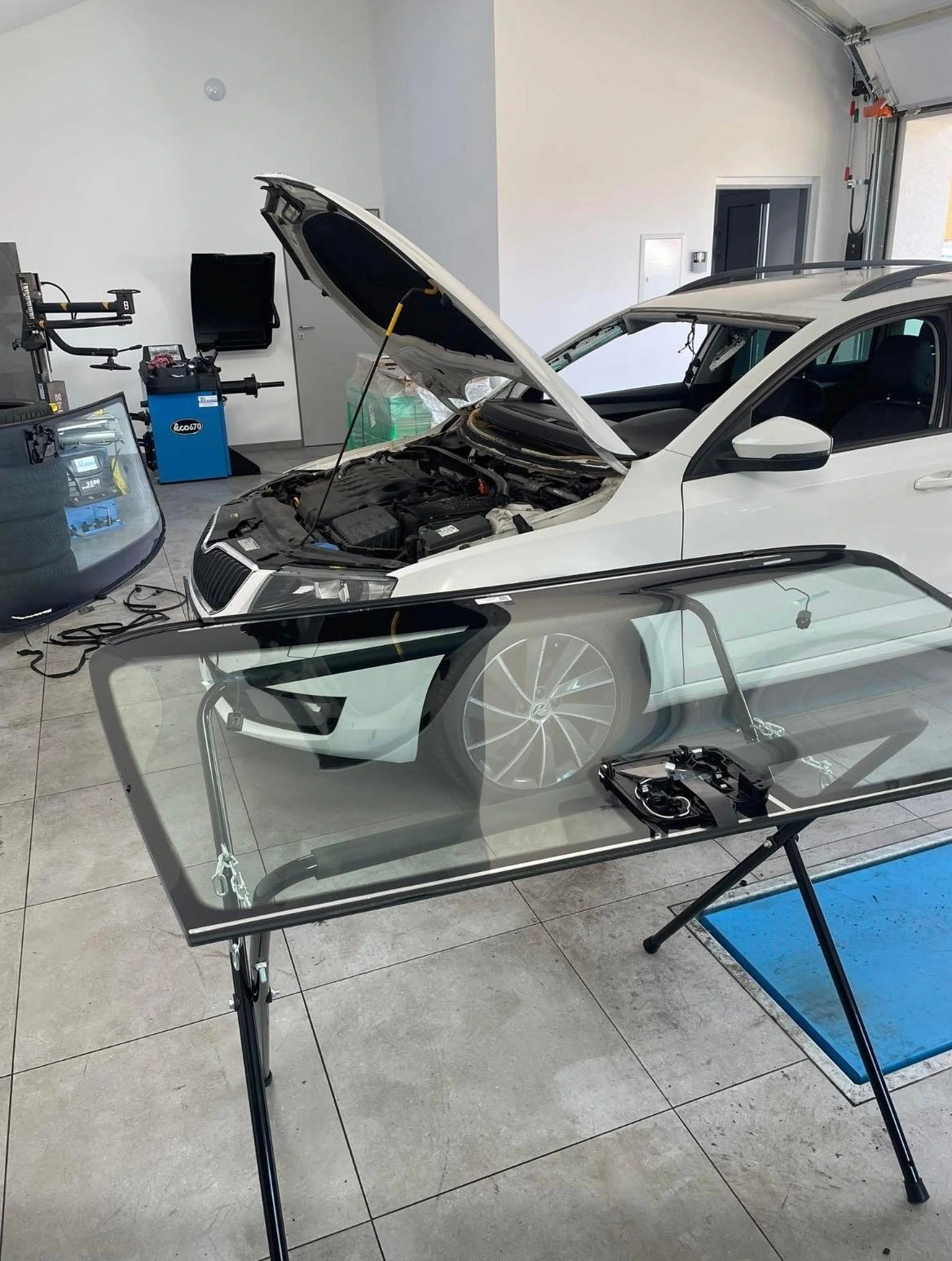 Odborná výměna čelního skla na voze Škoda s využitím profesionálního vybavení v RS Garage