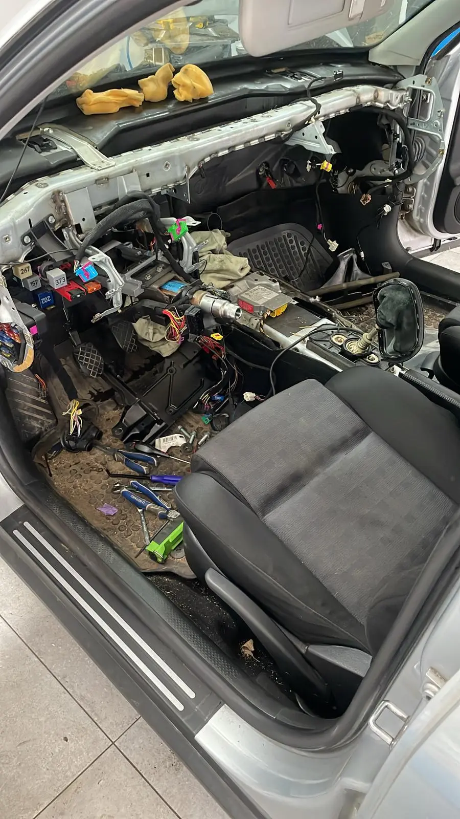 Kompletně demontovaná palubní deska vozu koncernu VW během hloubkové opravy elektroinstalace v RS Garage